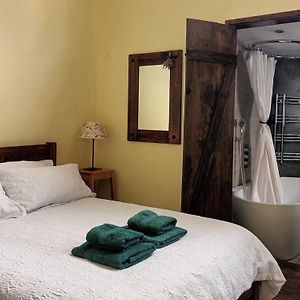 Room With Luxury Private Bathroom & Independent Entrance Near Tube